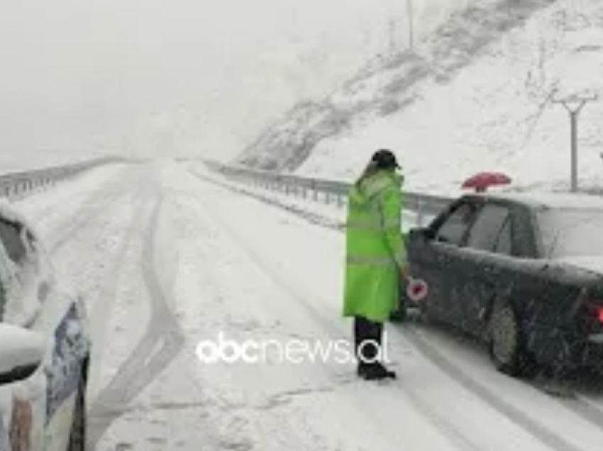 Qarku Dibër/ Moti i acartë krijon probleme në rrugë, disa zona pa energji dhe të bllokuara nga dëbora