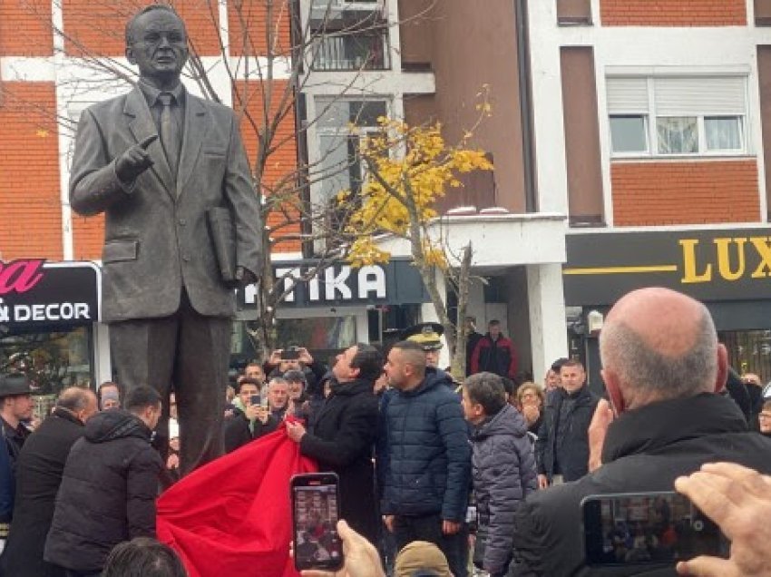 ​Adem Demaçi rikthehet në vendlindjen e tij në bronz