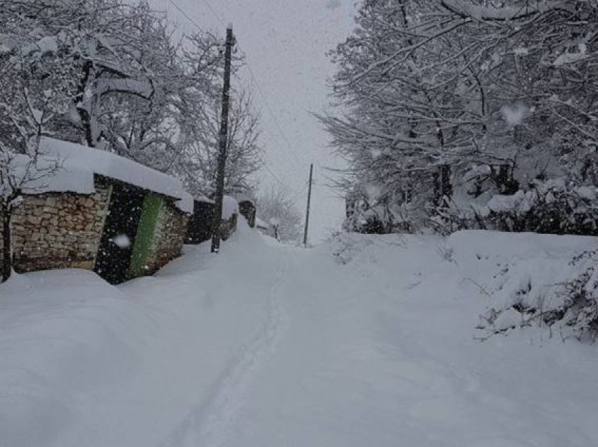 Temperaturat disa gradë në zero në Dibër! Ngrica në disa akse, rrugë rurale të bllokuara