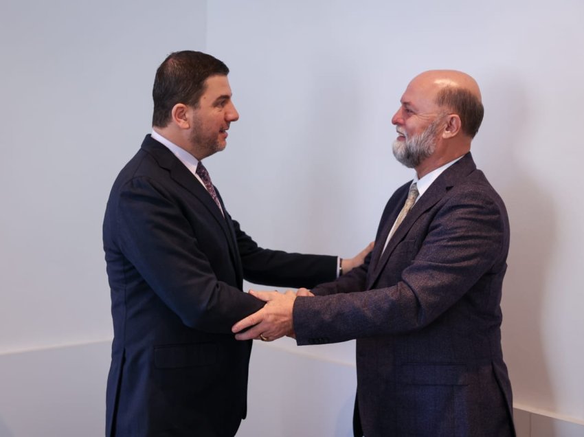 Krasniqi e uron ambasadorin e Shqipërisë për 111 vjetorin e Pavarësisë