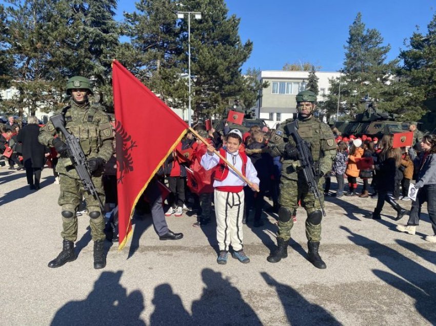 Qindra qytetarë e fëmijë vizitojnë kazermën “Adem Jashari” me rastin e “Ditës së e Forcës”