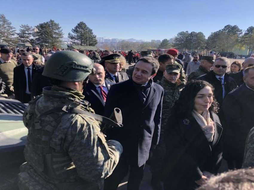 Në “Ditën e Forcës” Kurti e Osmani shohin nga afër pajisjet dhe armatimin e FSK-së: Forcë e bashkimit dhe krenarisë sonë