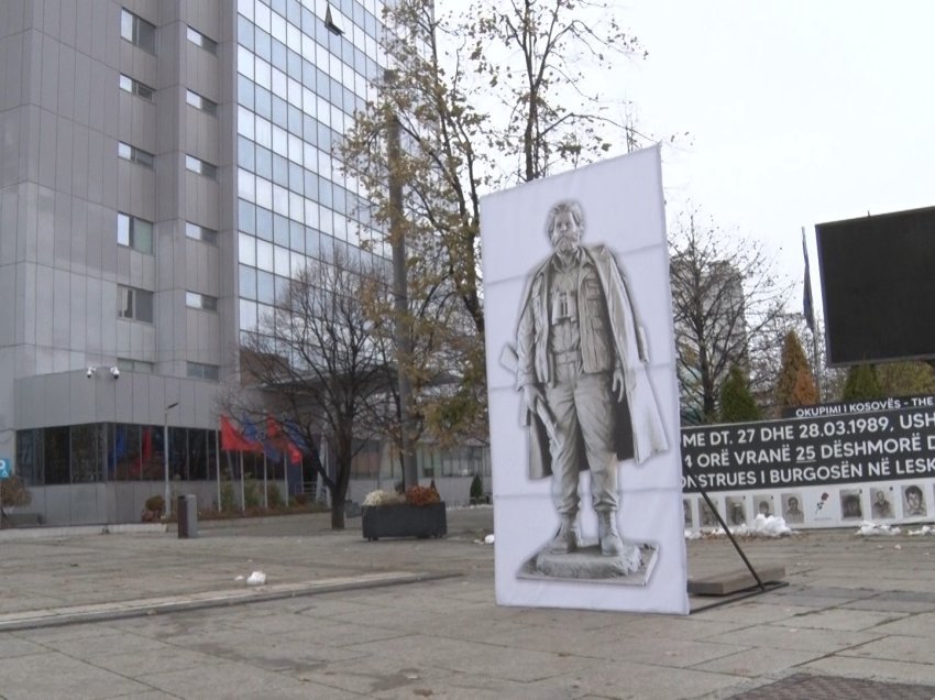 Fotografia e komandantit legjendar Adem Jashari vendoset para Qeverisë