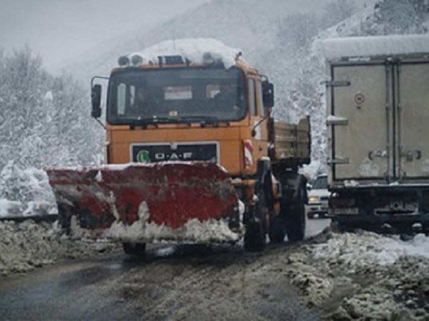 Ndalohet qarkullimi i automjeteve të rënda në rrugën Gostivar-Kërçovë