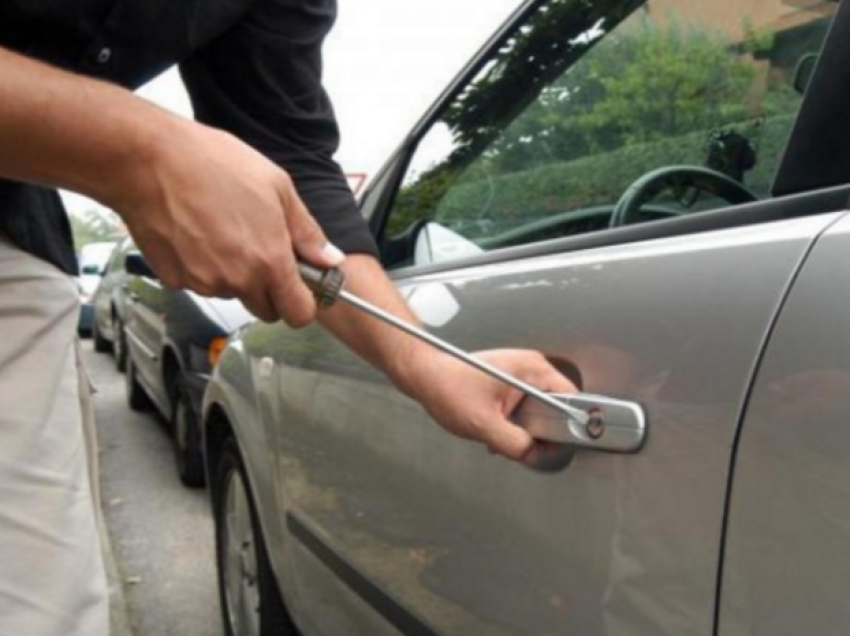 Në parkingun e një marketi në Prishtinë, në një veturë vidhen gjësende e dokumente personale