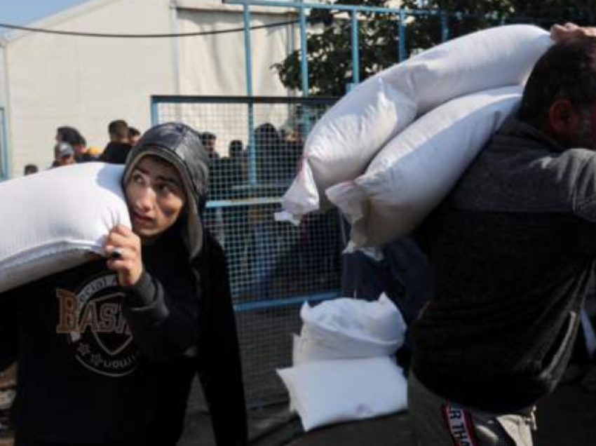 Palestinezët marrin thasë me miell dhe ujë