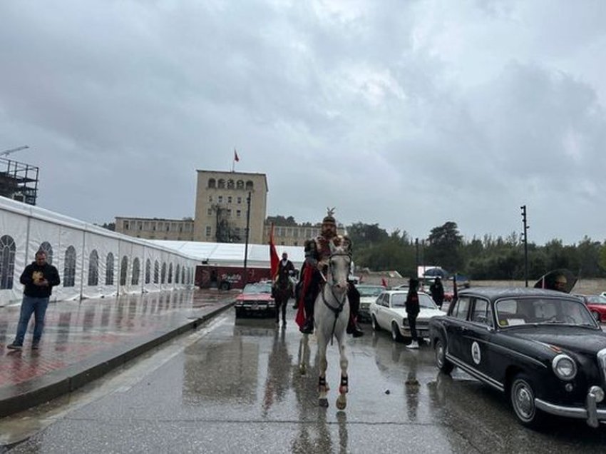 Imitoi Skënderbeun gjatë Paradës së Shqiptarëve, flet ish-oficeri i RENEA-s