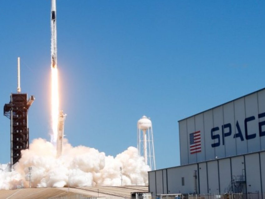 SpaceX po blen kompaninë e prodhimit të parashutave për misione hapësinore