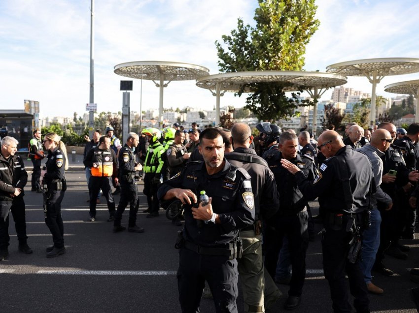 Persona të armatosur hapën zjarr në stacionin e autobusit në Jerusalem, plagosen shtatë veta