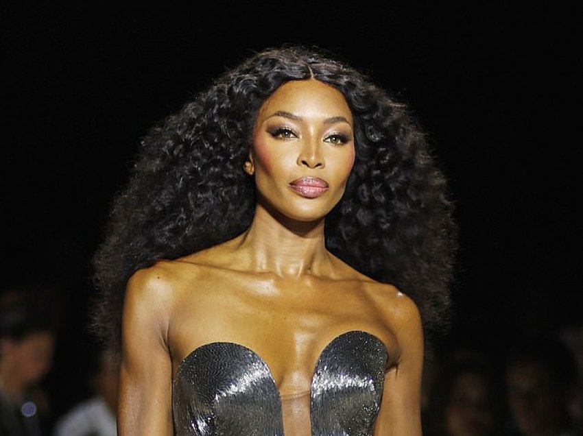 Naomi Campbell shkëlqen në pistën e modës me një bluzë argjendi dhe një fund të tejdukshëm