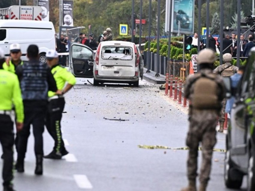 Publikohen pamjet e shpërthimit në Ankara, dy persona kryen sulm me bombë