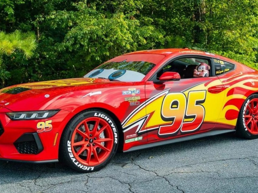 Ford Mustang GT 2024 shndërrohet në një Lightning McQueen