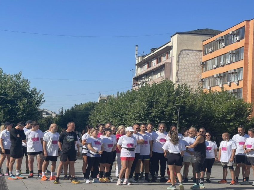 Sot mbahet vrapimi për ndërgjegjësimin ndaj kancerit të gjirit, merr pjesë Përparim Rama me bashkëshorten