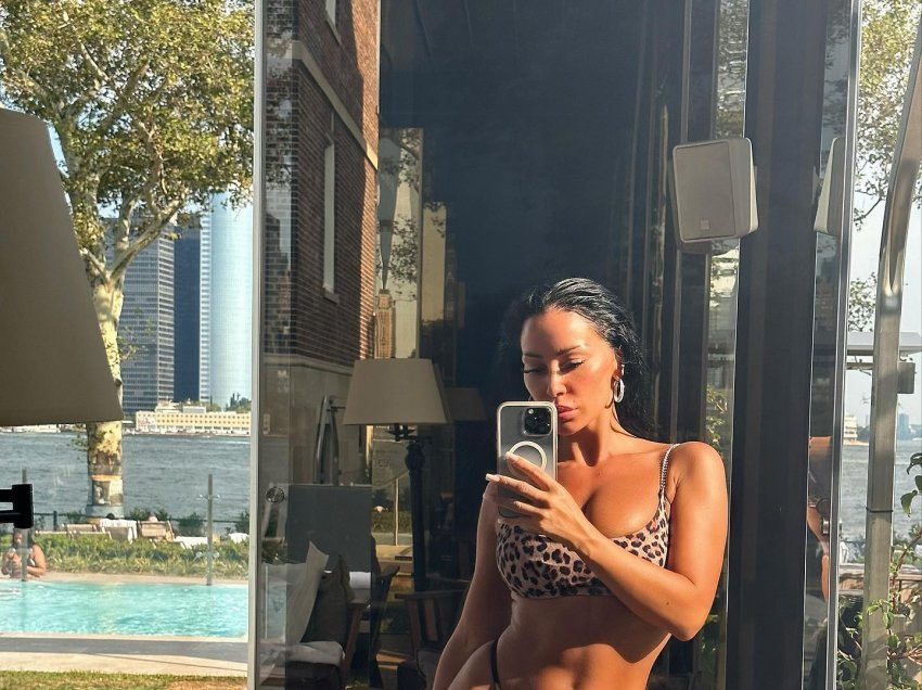 Flaka Krelani ekspozon linjat e bujshme të trupit në fotografitë e reja me bikini nga New Yorku