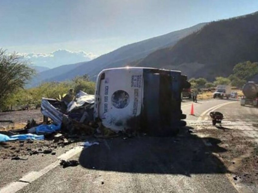 Të paktën 18 emigrantë humbën jetën në një aksident autobusi në Meksikë