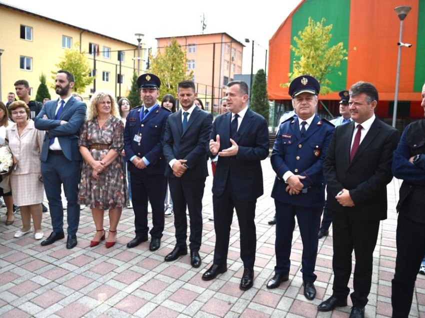 Paketa e Sigurisë në shkolla/ “Policia e Shtetit do ta ndryshojë tërësisht rolin e saj në komunitet”, Balla në gjimnazin e Rrëshenit