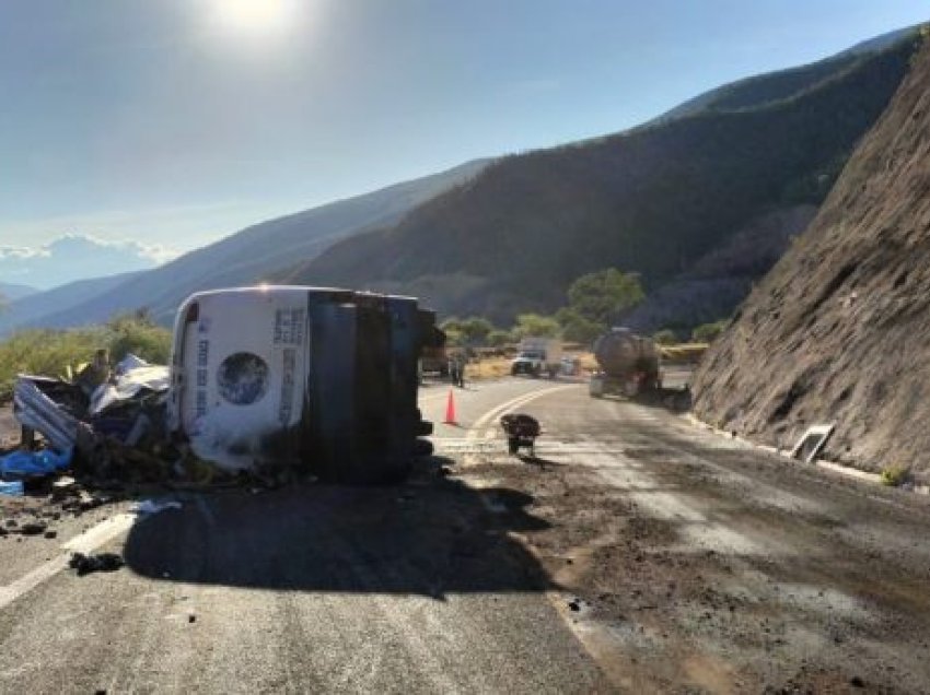 Tragjedi në Meksikë! Përmbyset autobusi, humbin jetën 18 pasagjerë