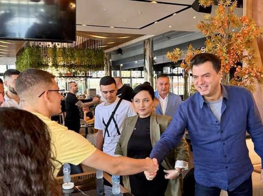 Lulzim Basha zbarkon në Fier, takohet me të rinjtë: Bëhuni pjesë e vendimmarrjes që zëri juaj të dëgjohet