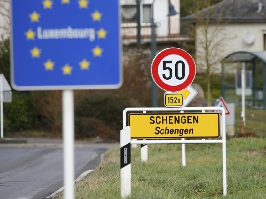 Deri në sa vite mund të ndalohet lëvizja në zonën Schengen nëse punohet në ‘të zezën’?