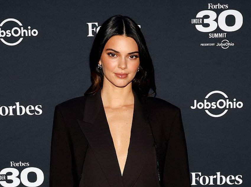 Kendall Jenner shfaqet në super formë veshur me një kostum të zi teksa merr pjesë në samitin e “Forbes 30 Under 30 2023”