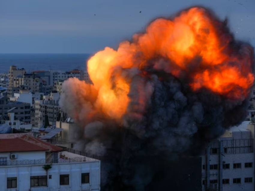 Izraeli intensifikon sulmet ajrore në Gaza