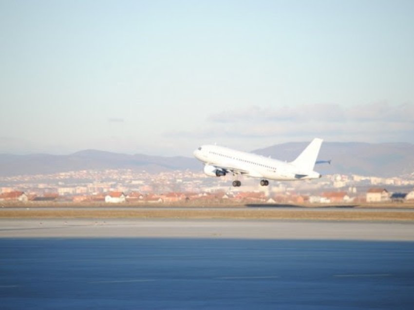 ​Rritet numri i fluturimeve e udhëtarëve me avion, bie ai me tren