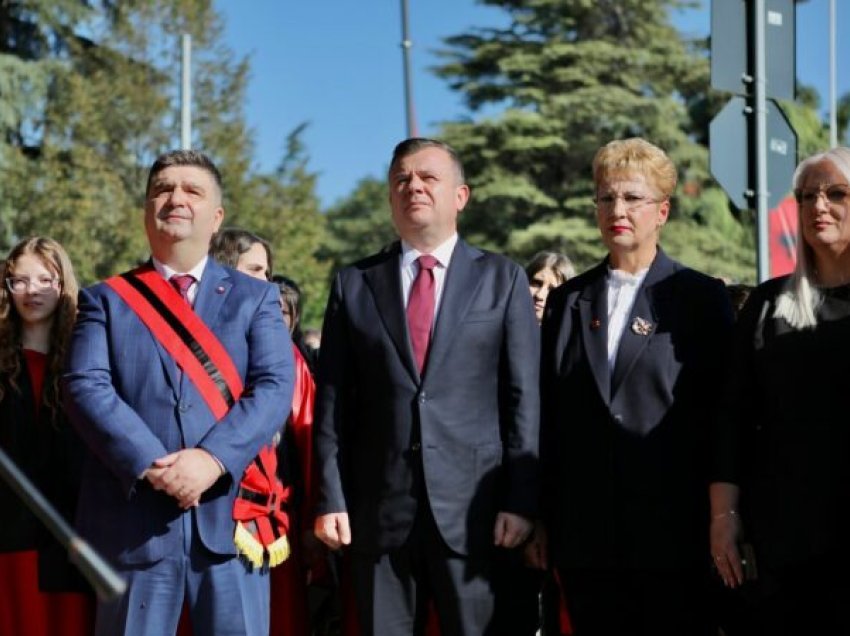 Ministri i Brendshëm Taulant Balla merr pjesë në ceremoninë e 79-vjetorit të çlirimit të Fierit