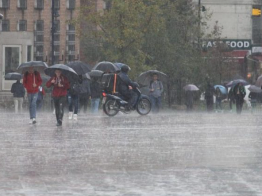 Parashikimi i motit/ Rrebeshe shiu në gjithë vendin, ulen ndjeshëm temperaturat