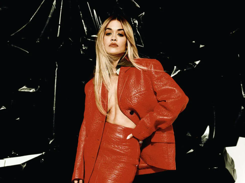 Rita Ora shfaqet në poza provokuese për revistën “L’Officiel Brasil”