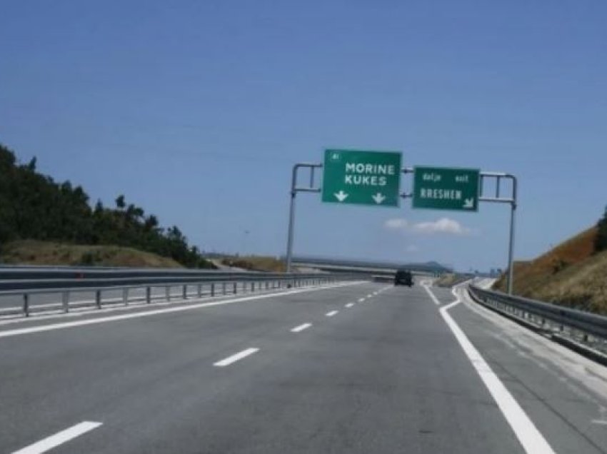 Aksident në autostradën Kukës-Morinë/ Përmbyset një makinë, plagoset shoferi dhe pasagjerja