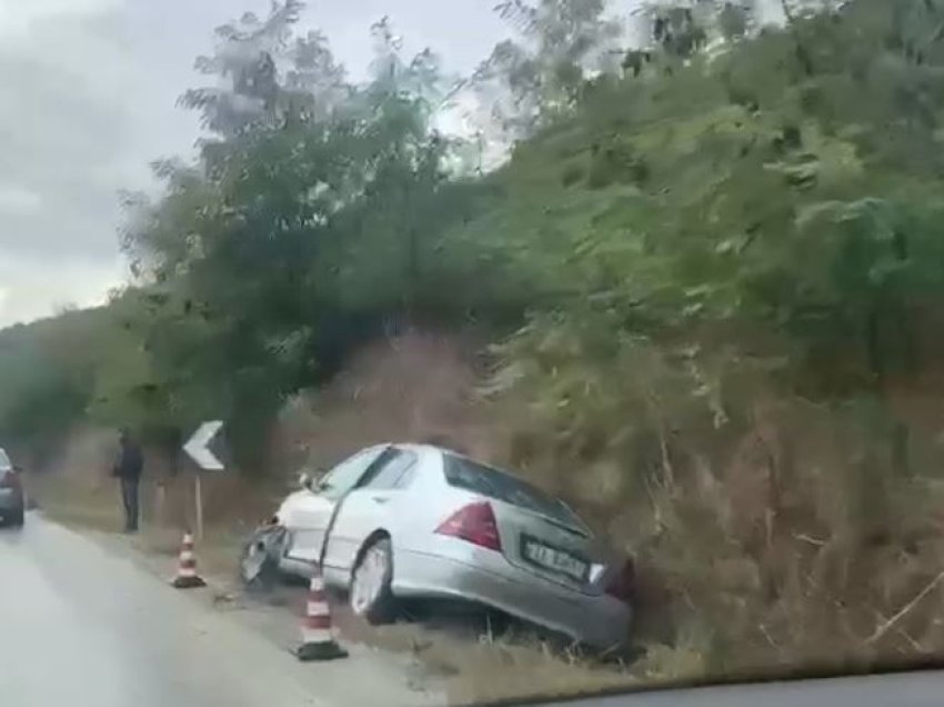 Aksident në aksin Fier-Levan, përplasen dy makina, njëra prej tyre përfundon në pjesën anësore të rrugës