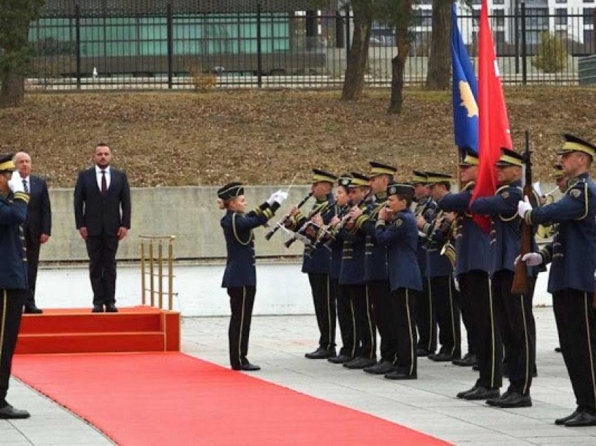 Maqedonci e pret me ceremoni homologun turk