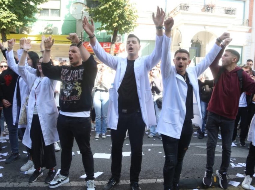 Studentët e mjekësisë protestë në Tiranë, vendosin pranga para Ministrisë së Arsimit