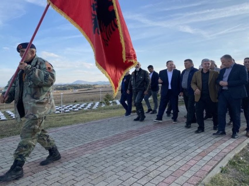 ​Gucati bën homazhe në Marinë dhe te varrezat e familjes Jashari në Prekaz