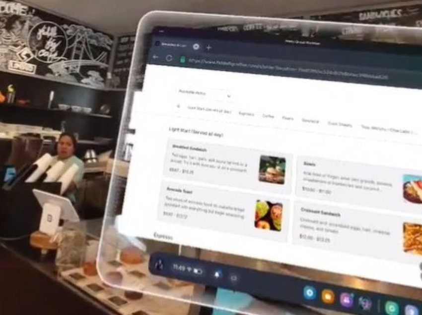Pamje që do t’i shihni më shpesh: Një burrë hyn në një kafene në San Francisko duke mbajtur kufjet e reja të Meta-s dhe duke porositur
