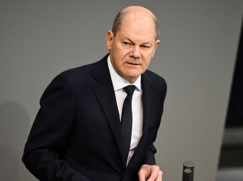 Scholz: Duhet përshpejtuar dëbimi i migrantëve që u është refuzuar azili