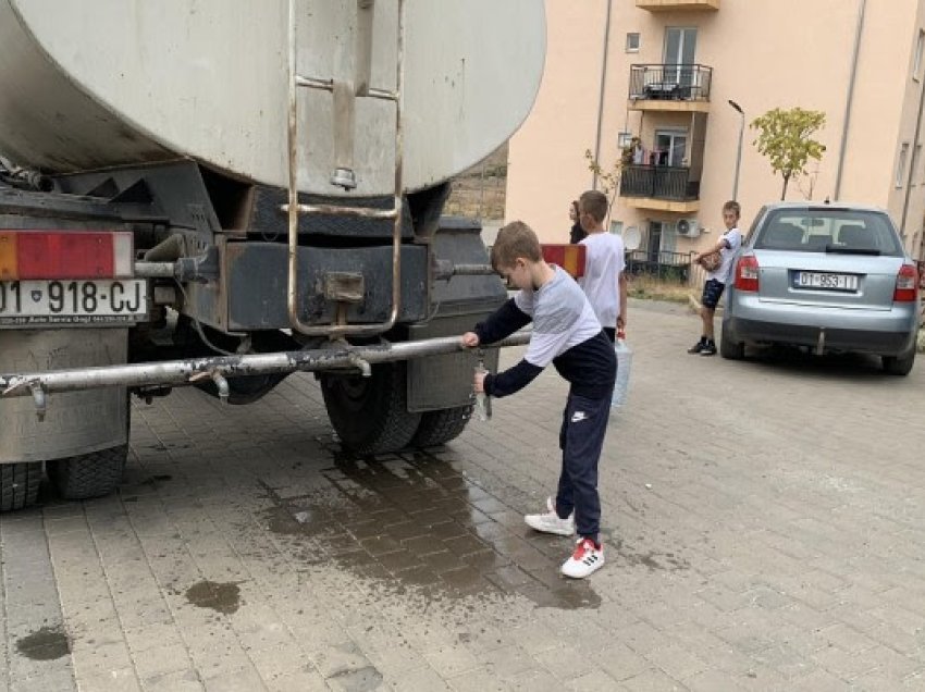 Vazhdojnë problemet me ujin e Badovcit, qytetarët blejnë ujë për pije