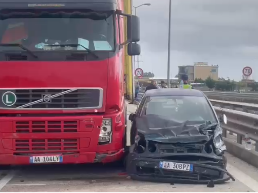 “Golfi” parakalon në mënyrë të gabuar në aksin Rrogozhinë-Durrës, trajleri i pret rrugën dhe e përplas