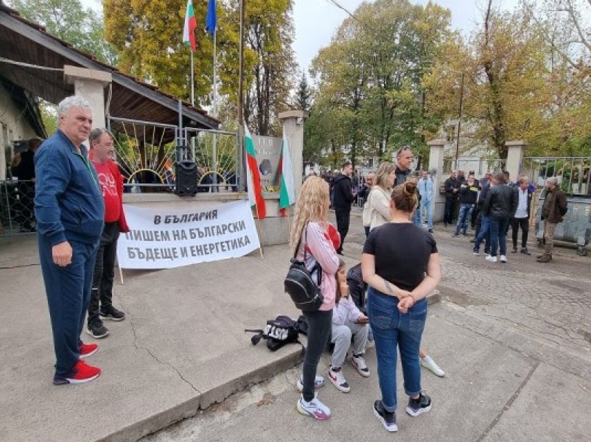 ​Aktivistët e Gjelbër protestojnë kundër ndotjes nga TC Marica 3, kundër-protesta e punëtorëve të uzinës