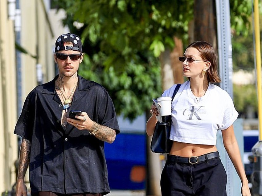 Hailey Bieber tregon barkun e saj të tonifikuar në një takim kafeje me burrin e saj Justin