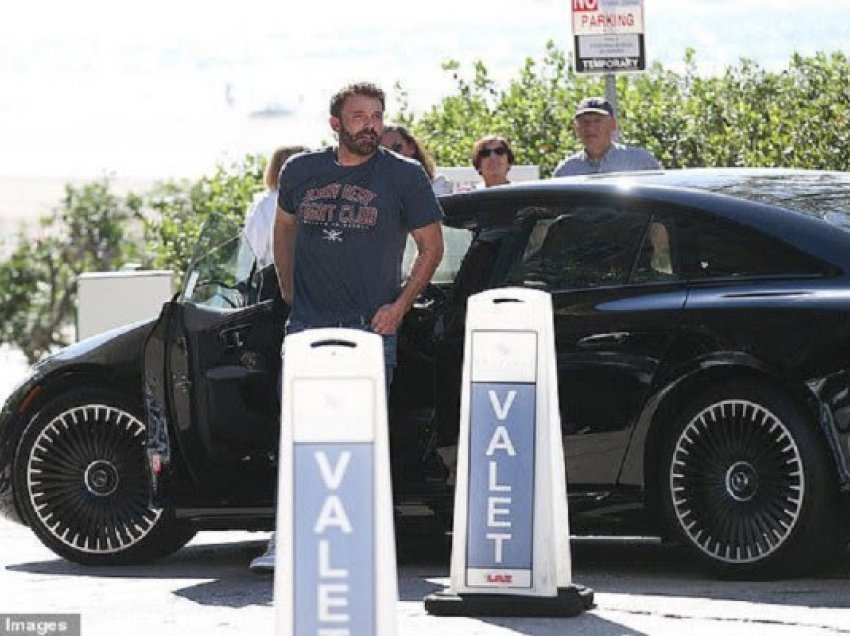 ​Ben Affleck i kënaqur me gjestin, pas drekës dha një bakshish prej 100 dollarësh