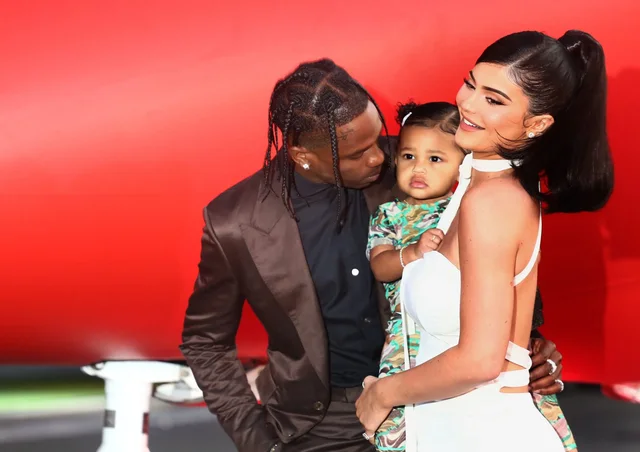 Kylie Jenner zbulon çfarë raporti ka sot me Travis Scott