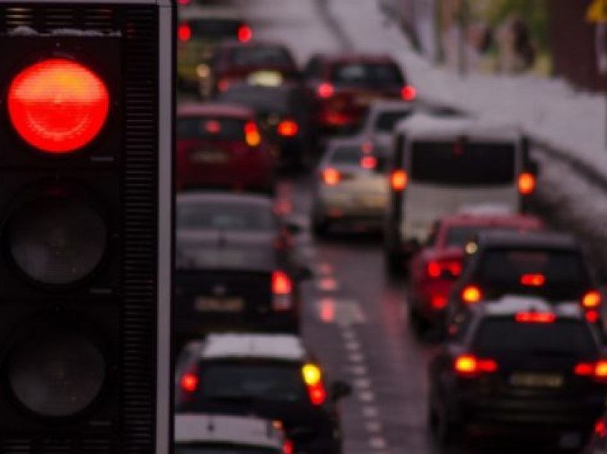 Në Japoni do të testohet karikimi i makinave elektrike në semafor