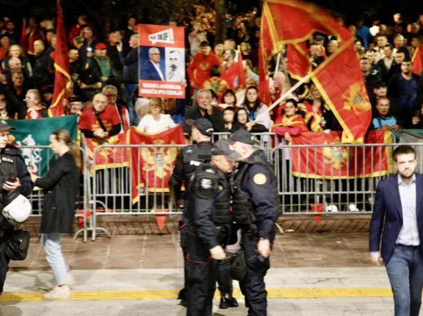 Protesta para ndërtesës së Kuvendit të Malit të Zi, kundërshtojnë zgjedhjen e Andrija Mandiqit si kryetar i Parlamentit