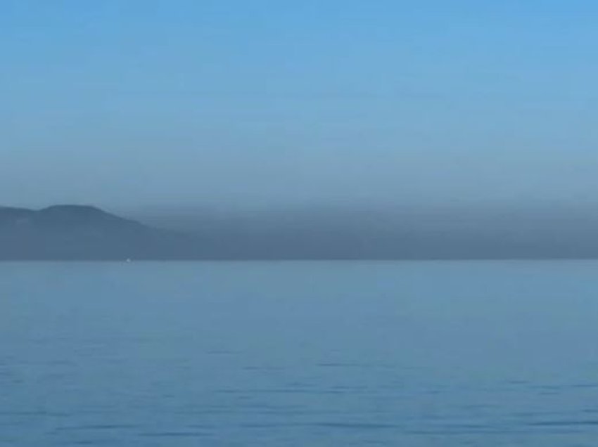 Vatrat e zjarrit në fushën e mbetjeve në Vlorë ende të pafikura, tymi “pushton” Karaburun-Sazanin