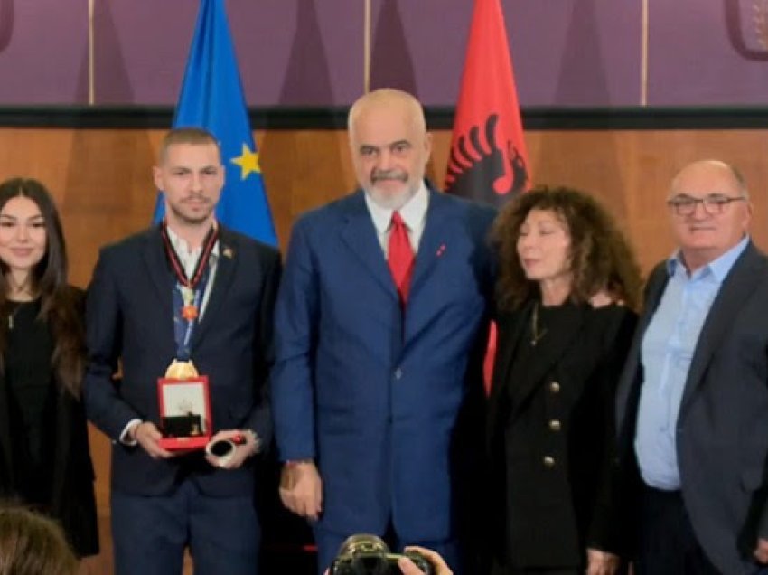 Ceremoni plot emocione e lot, Karaqi nderohet me medaljen “Ylli i Mirënjohjes Publike”