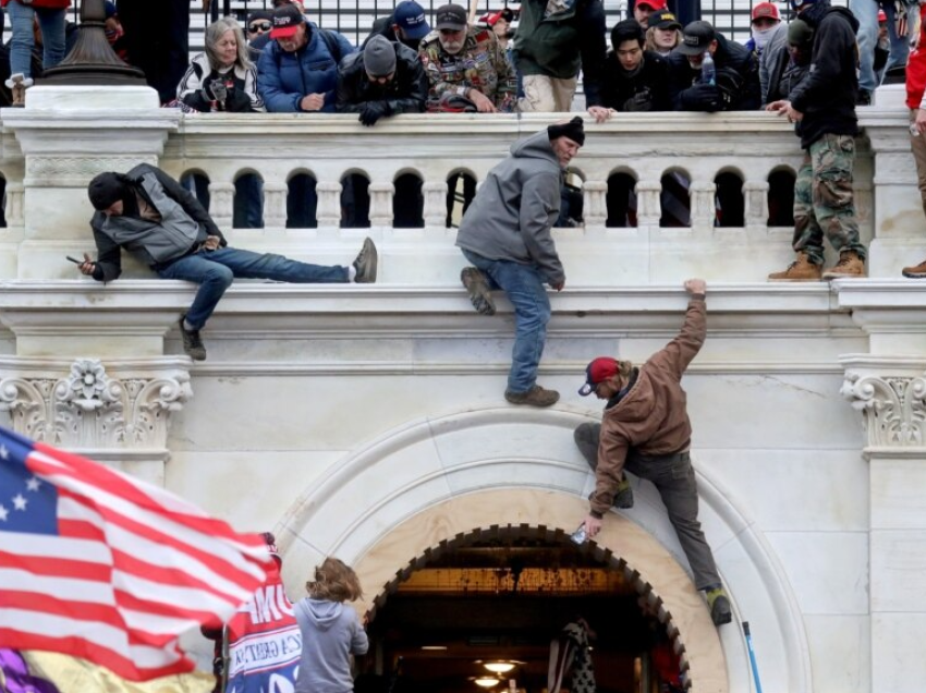 Dënohet edhe një anëtar i Proud Boys për sulmin në Kapitol