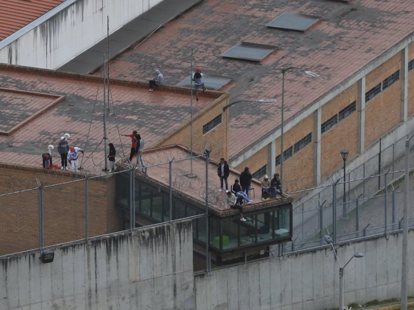 Lirohen dhjetëra roje që u morën peng në burgjet e Ekuadorit