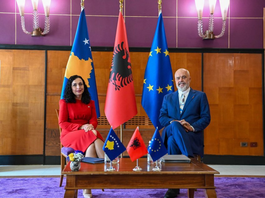 Presidentja Osmani u prit në takim nga kryeministri i Shqipërisë, Edi Rama