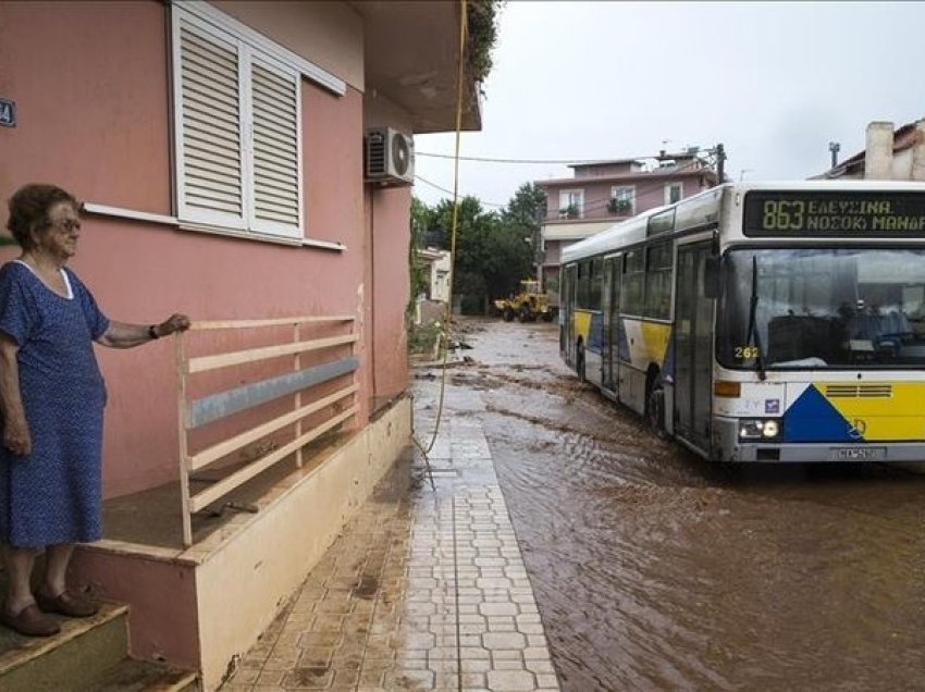 Nuk ka qetësi për Greqinë/ Nga zjarri në shi